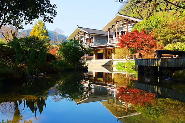 張家界黃龍洞景區(qū)：初冬秋色艷，游客樂(lè)享休閑時(shí)光（組圖）