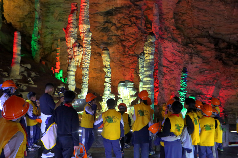 春假掀起研學(xué)熱，黃龍洞景區(qū)“含娃量”大幅攀升